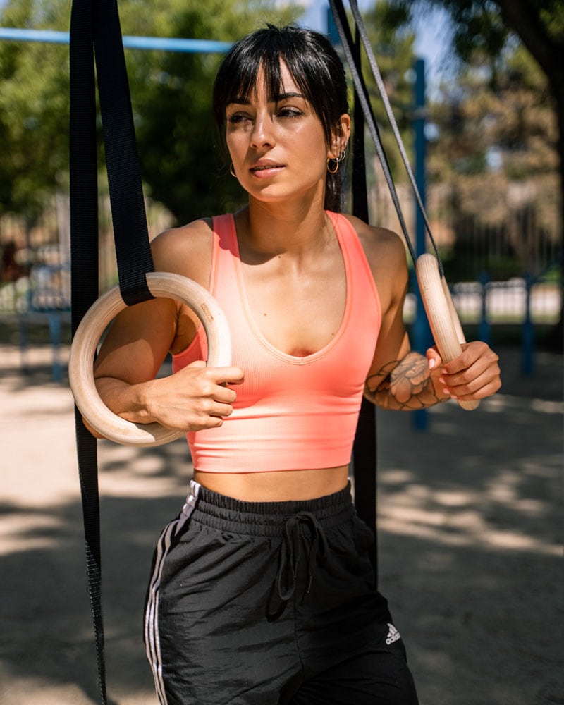 la entrenadora posa en el parque.