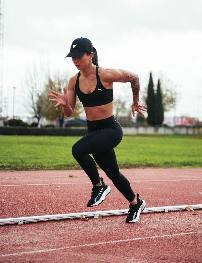 la entrenadora corriendo.